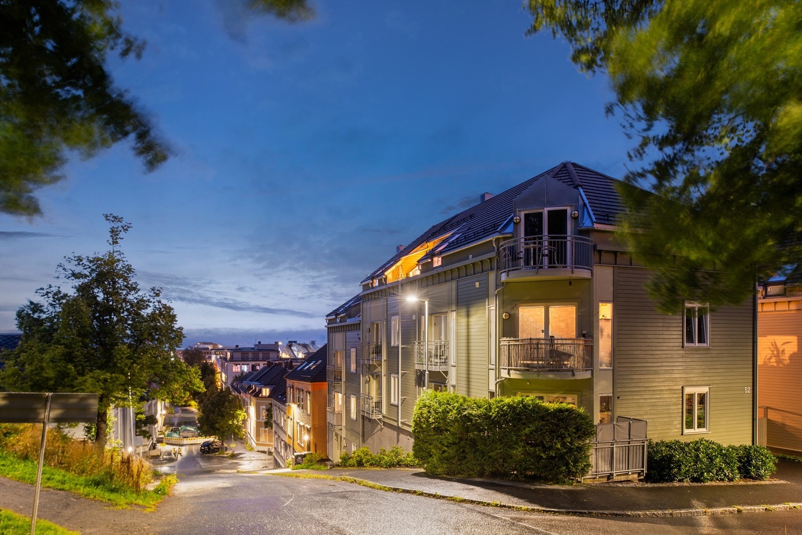 Leiligheten ligger på hjørnet av bygget og balkongen ligger vendt ut mot Gyldenløves gate. Galleribilde