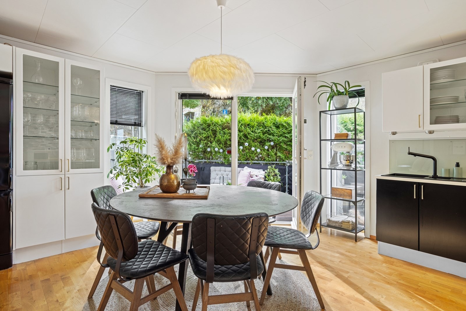 Her ligger forholdene til rette for å invitere venner og familie til hyggelige sammenkomster. Galleribilde