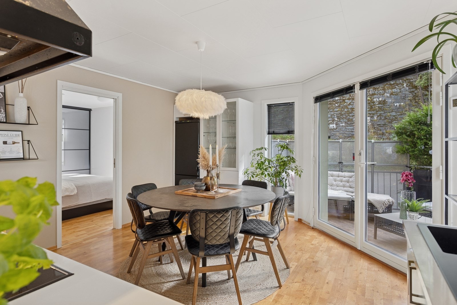 Kjøkken og spisestue med utgang til balkong. Galleribilde