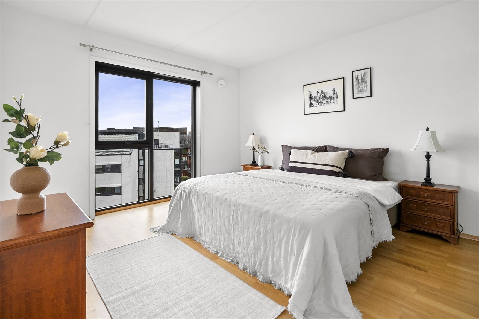 Hovedsoverommet er av god størrelse med plass til stor seng og nattbord. Galleribilde