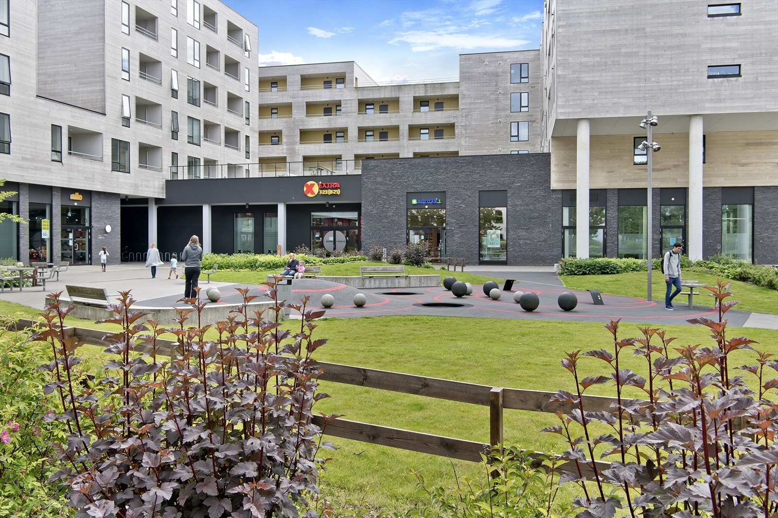 I 5'Øst finner man Coop Extra, Nille, Apotek 1, og spisestedene Brøl, Monella og Pizzabakeren. Galleribilde