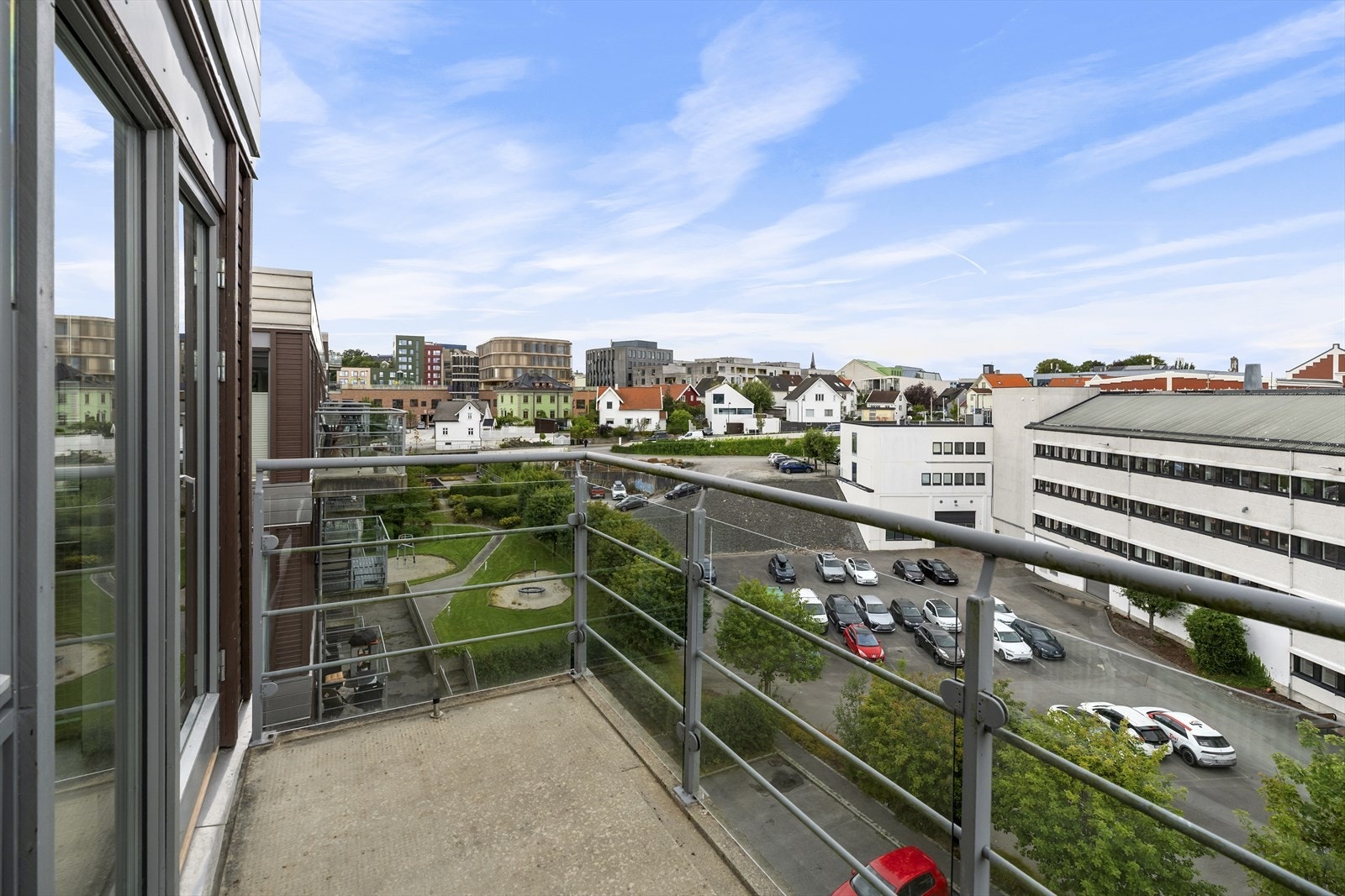 På denne side er det ettermiddag- og kveldssol. Galleribilde