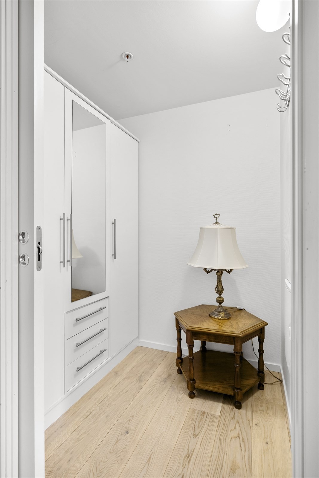 Fra entreen er det tilkomst til praktisk garderobe med god oppbevaringsplass. Galleribilde