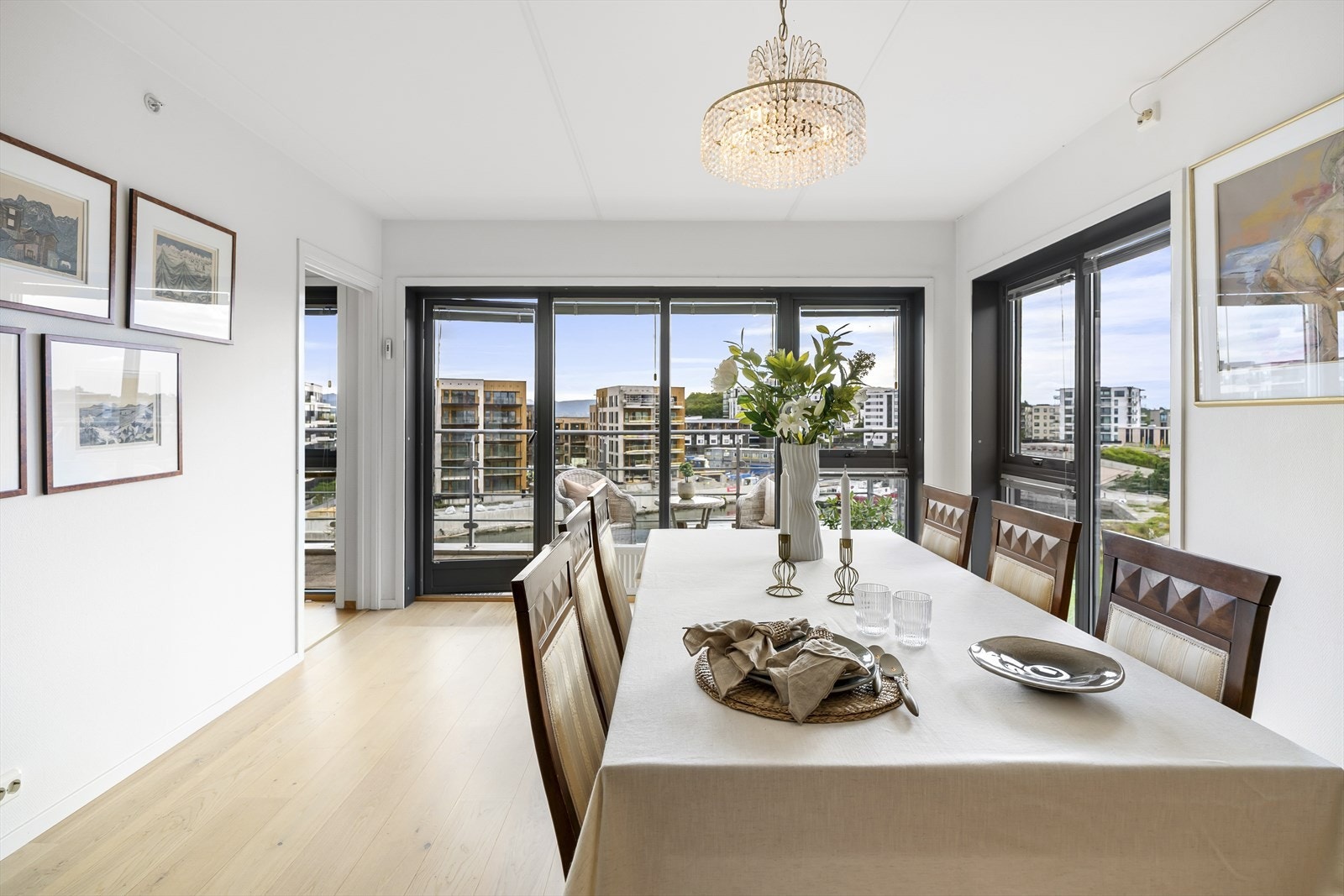 Leiligheten er tidløs, med enstavs eikeparkett på gulv og listfri overgang til tak. Galleribilde