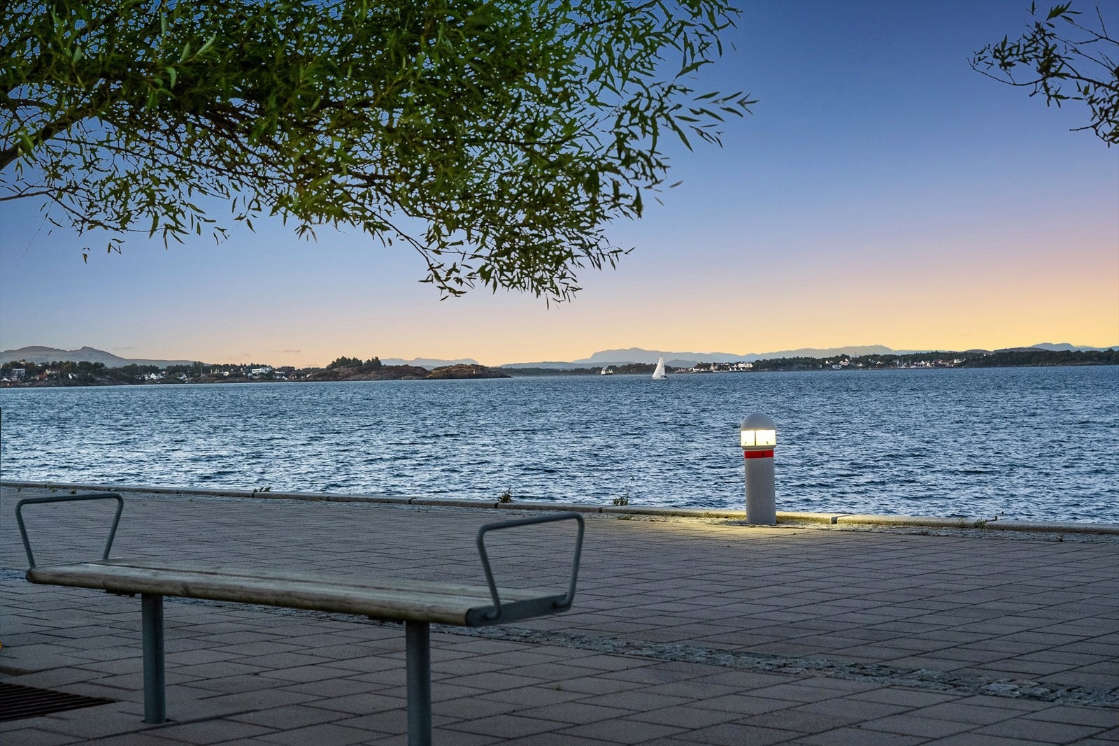 Her bor du like ved sjøen og med kort vei til de flotte turområdene i blant annet Rosenli og Godalen. Galleribilde