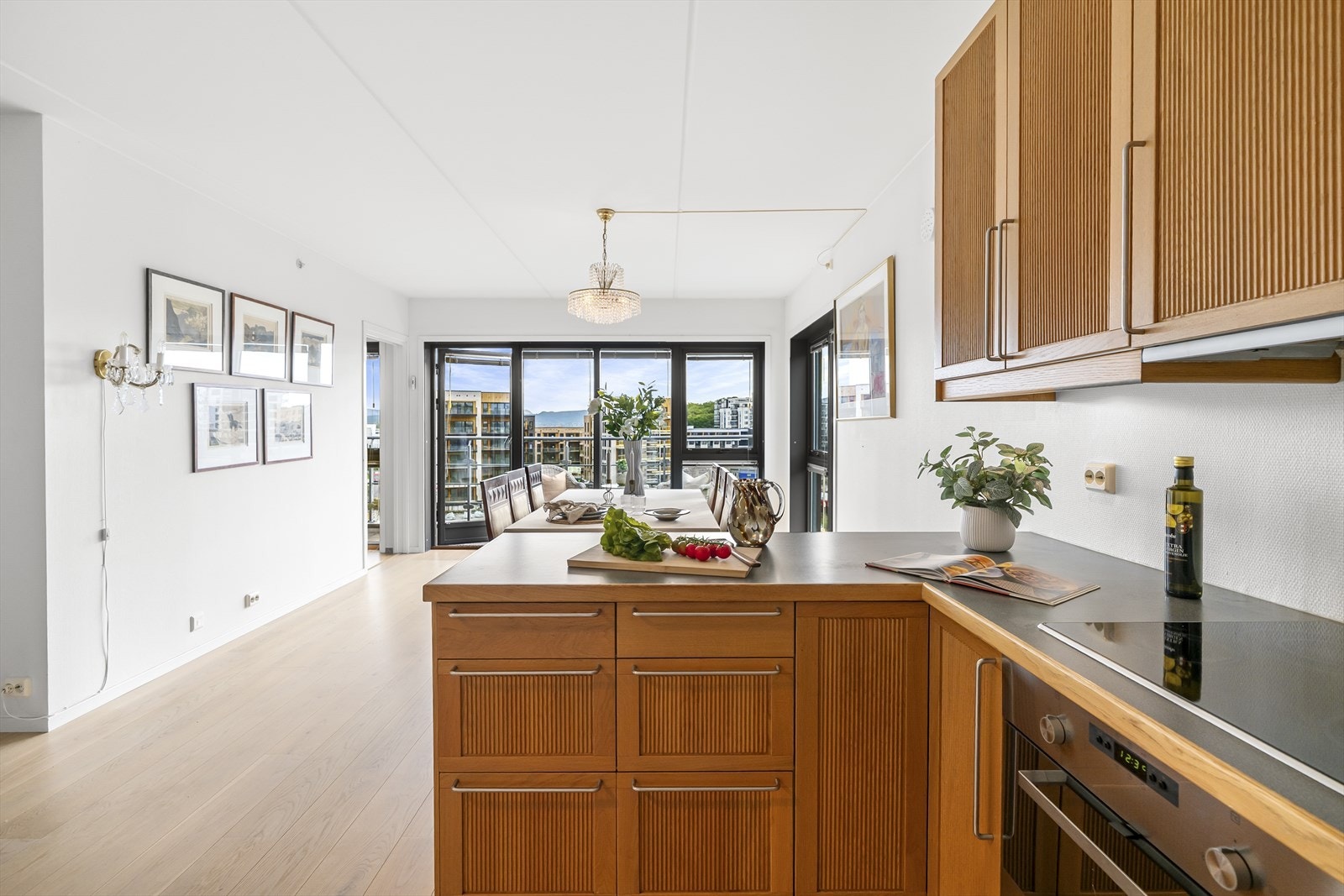 Oppholdsrommene er praktisk løst, med spisestue ved kjøkkenet, og sofa/tv-stue i motsatt ende. Galleribilde