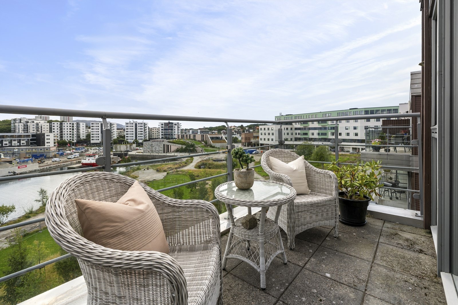 Leiligheten har to balkonger, denne har utgang fra kjøkken. Her får man morgen- formiddag- og dagsol. Galleribilde