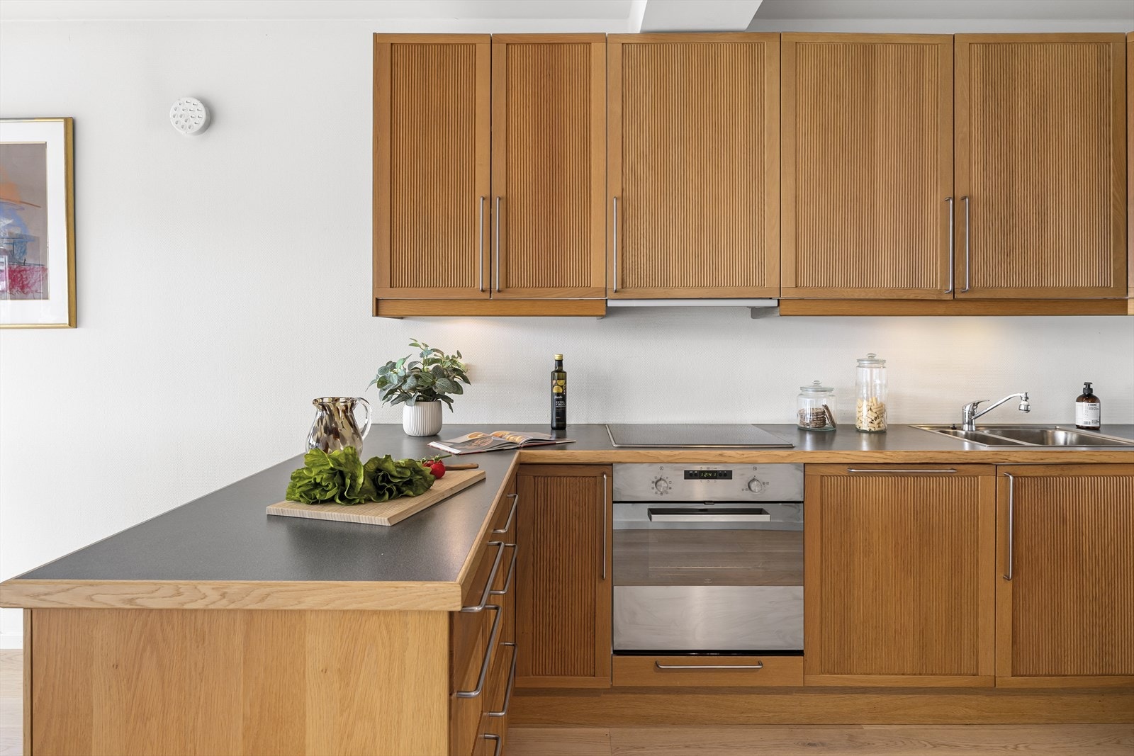 Kjøkkenet har godt med skap- og benkeplass, så vel som gode arbeidsflater. Galleribilde