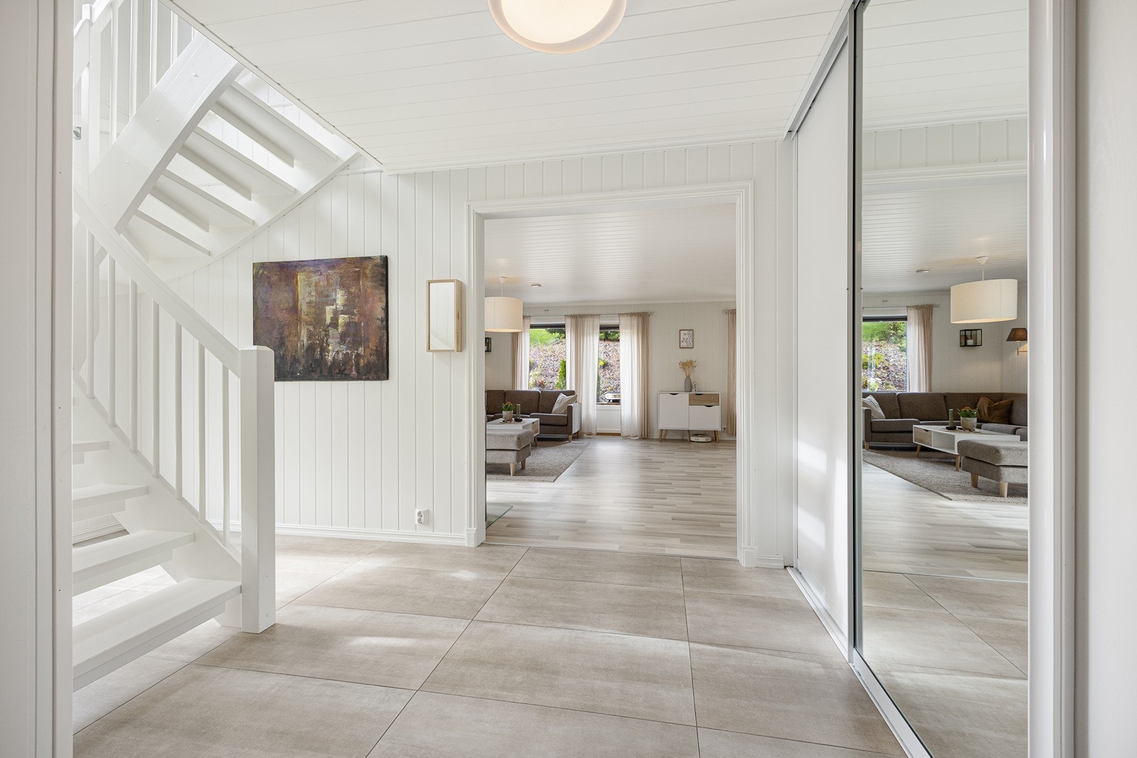 Entreen har varmekabler, store gulvfliser og en romslig skyvedørsgarderobe for yttertøyet. Galleribilde