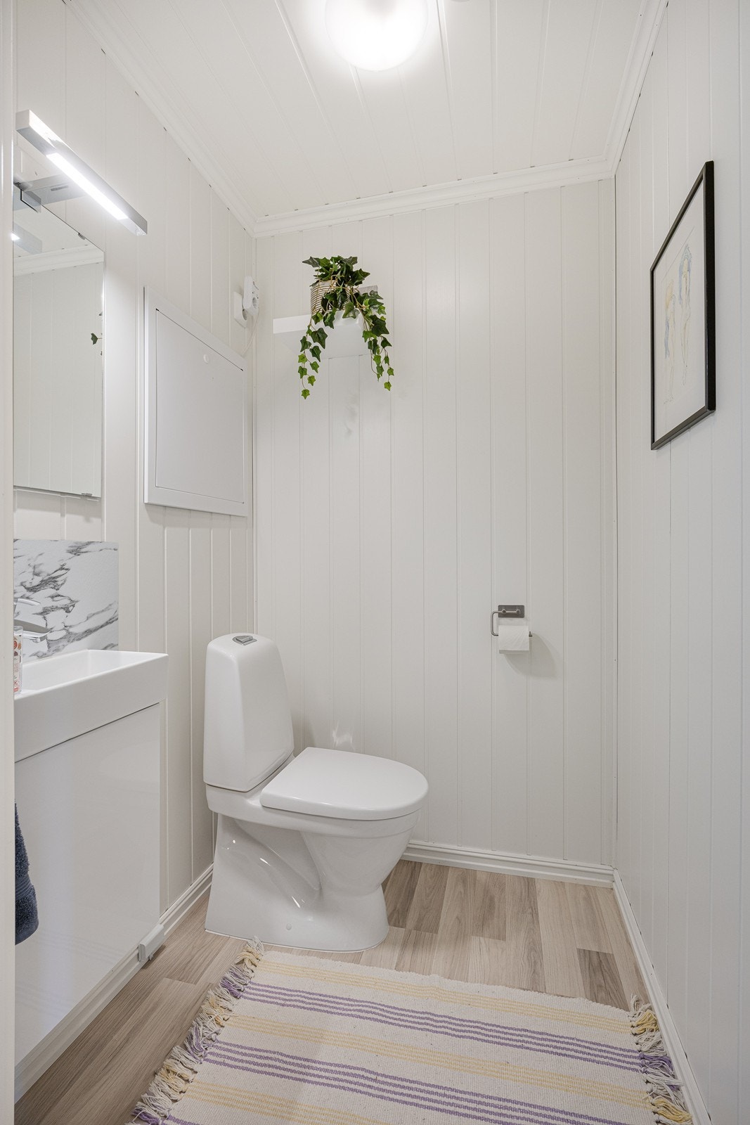 Ved entreen har boligen et praktisk gjestetoalett. Galleribilde