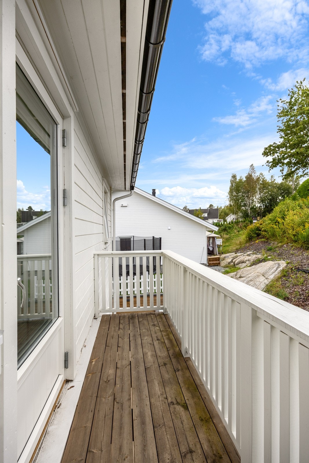 Utenfor hovedsoverommet nytes varme dager på en koselig balkong. Galleribilde