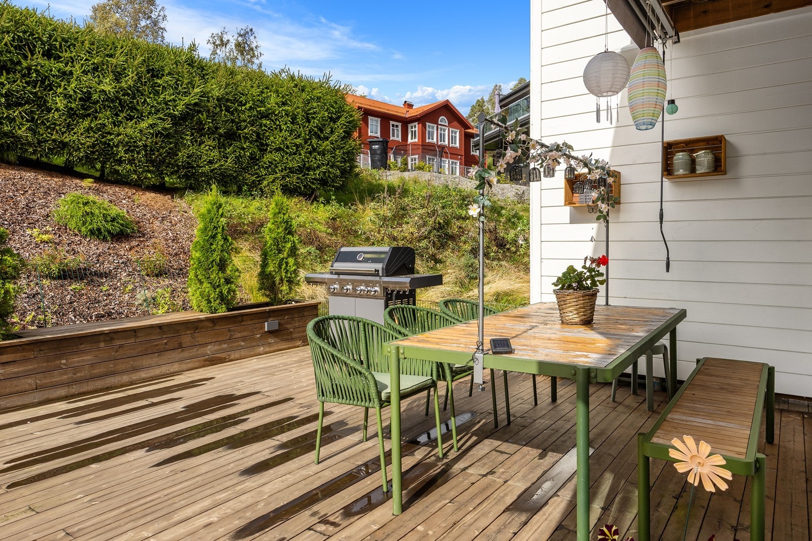 Det er levegg mot naboen, og terrassen har markise, belysning og utestikk. Galleribilde