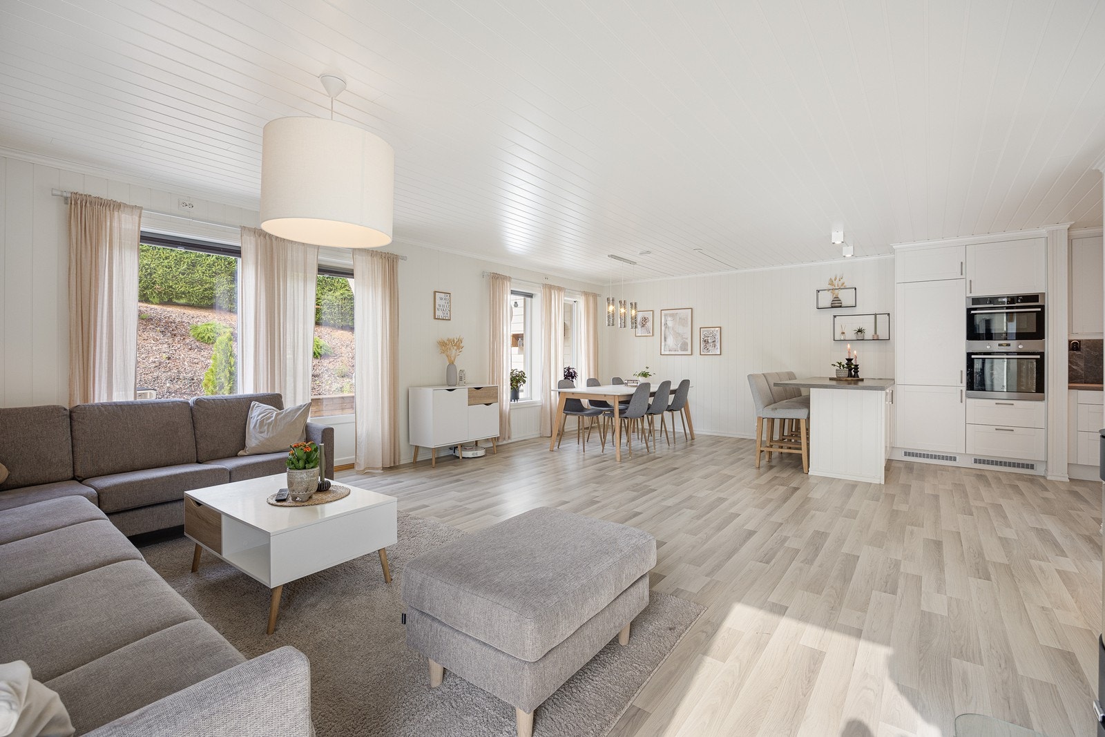 Utformingen gjør stuen enkel å møblere med flere sittegrupper. Galleribilde