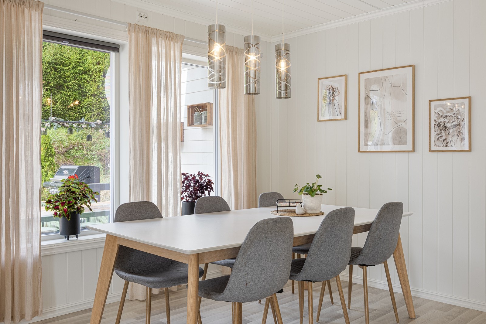 Stuen er naturlig inndelt i ulike soner, og nærmest kjøkkenet kan familien samles rundt et langbord. Galleribilde