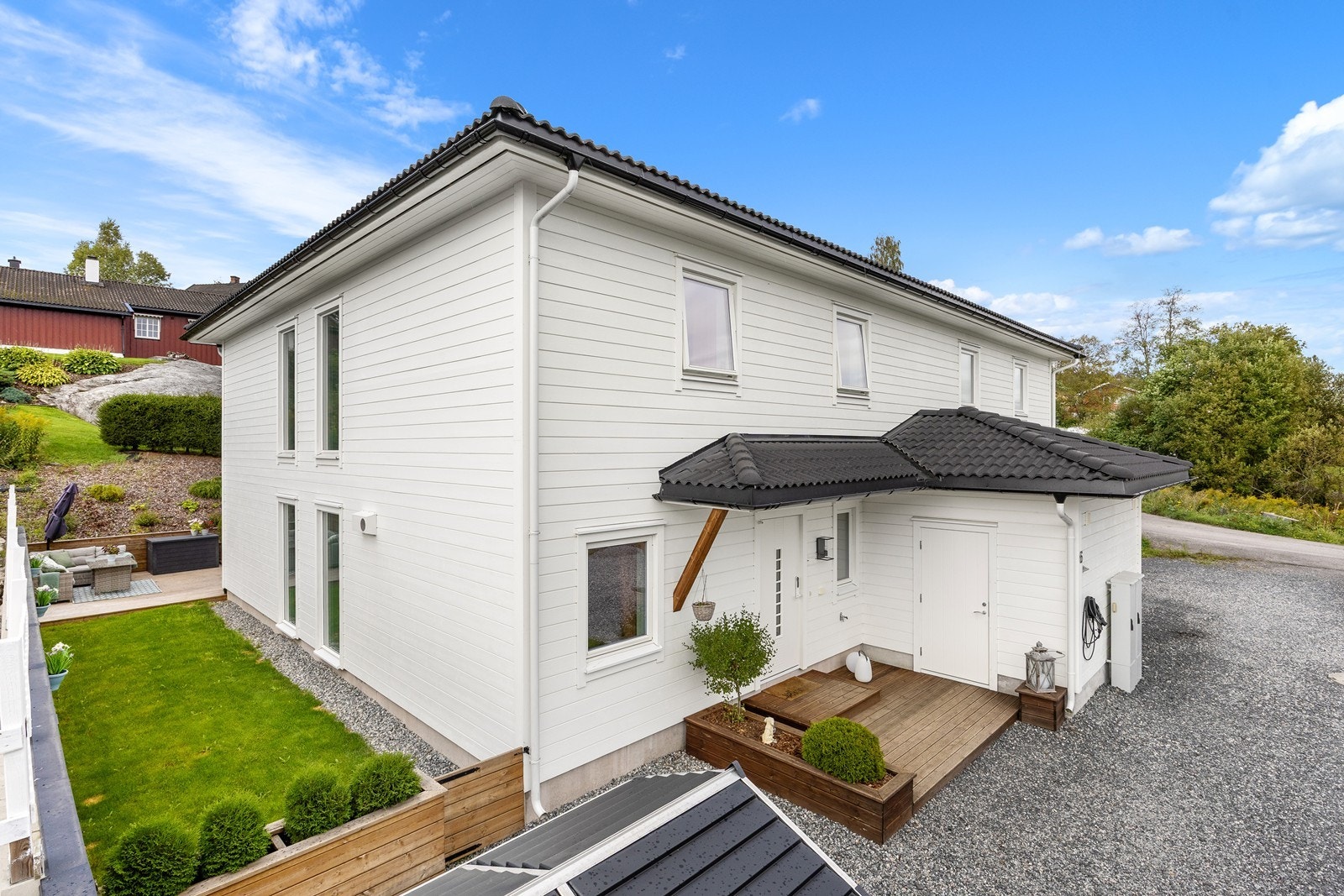 På inngangssiden har tomten en felles gårdsplass for parkering. Galleribilde