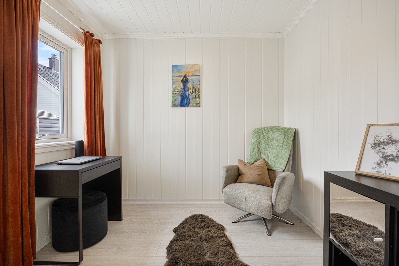 Tilknyttet entreen finner man en bod i bruk som kontor. Galleribilde