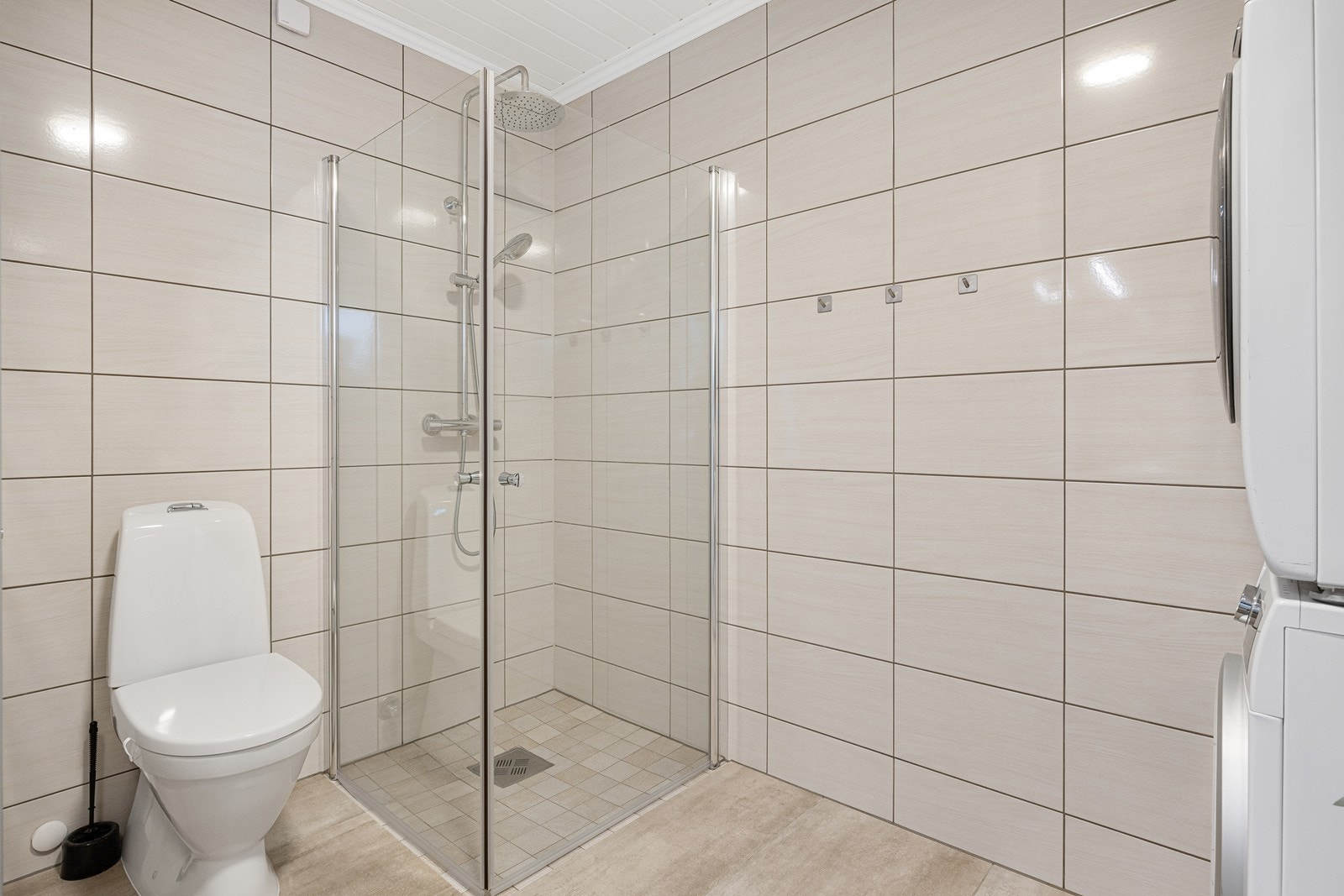 Badene er flislagte, utstyrt med toalett, gulvvarme og regnfallsdusj. Galleribilde