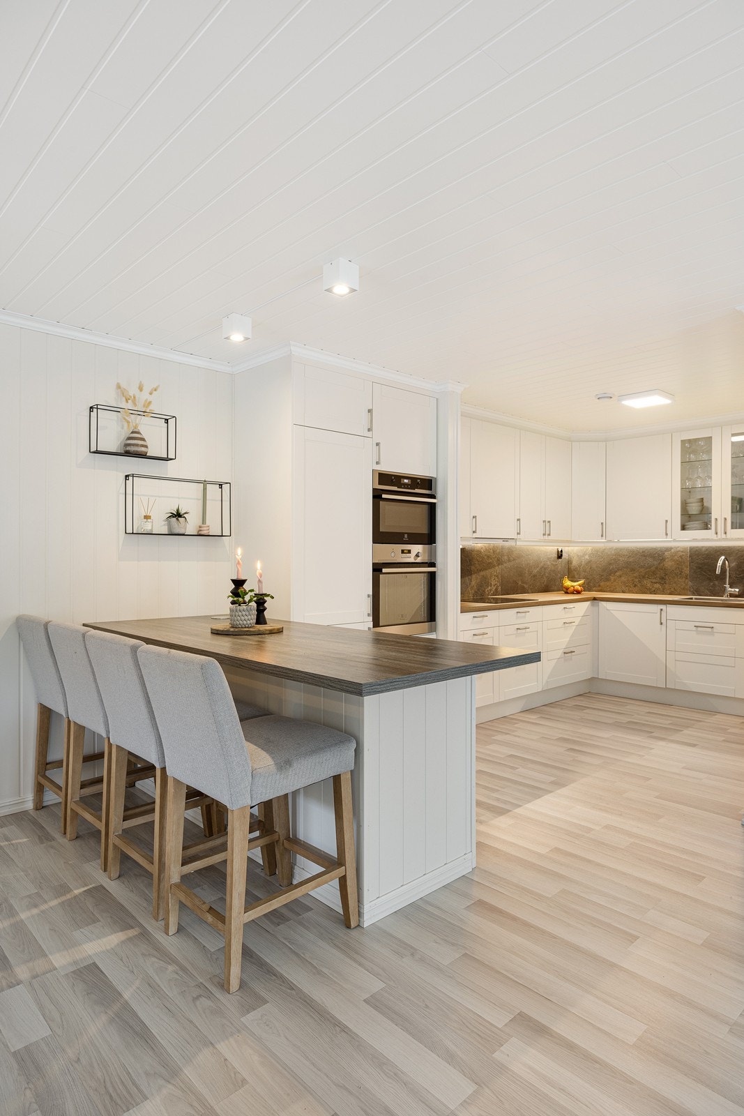 Ut mot stuen har kjøkkenet en flott barløsning, perfekt for måltider, gode samtaler og lekselesning mens maten lages. Galleribilde