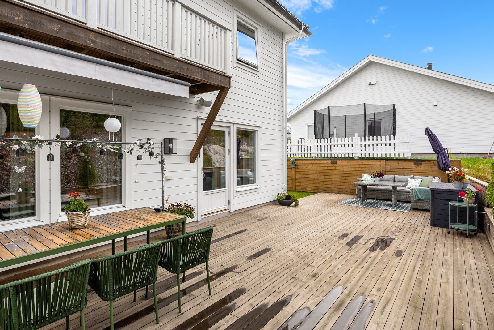 Terrassen innredes enkelt i ulike soner, og innbyr til både stille stunder og lange, sosiale kvelder. Galleribilde