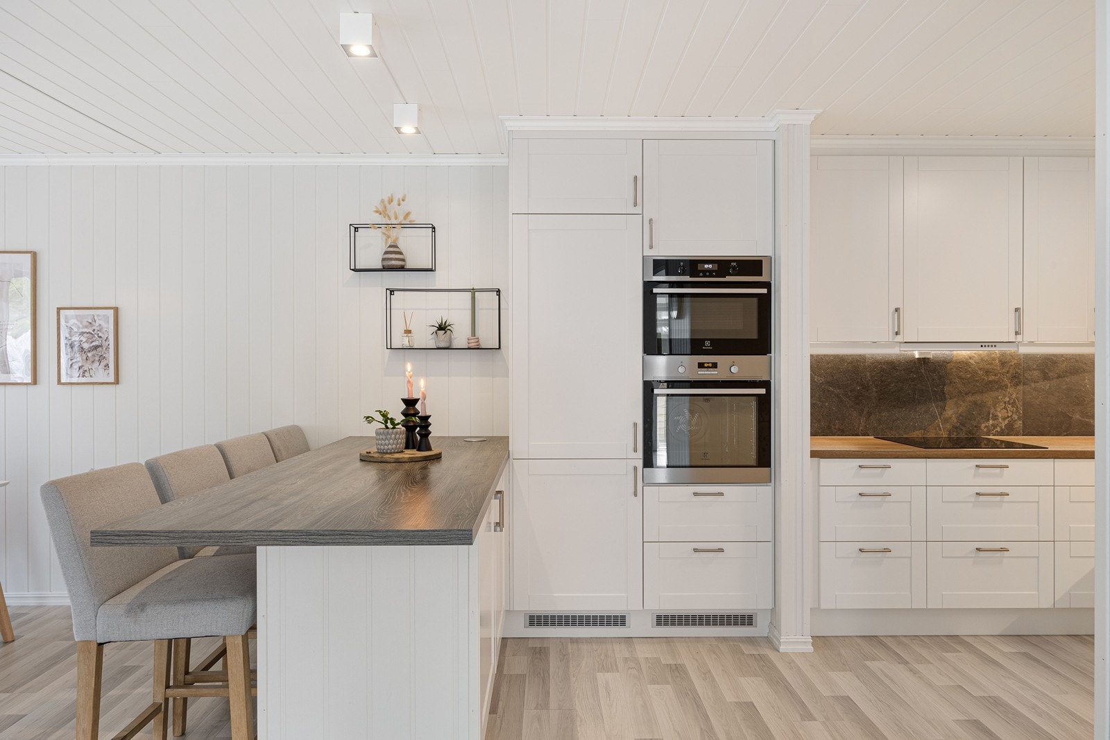 Kjøkkenet er tidløst og svært praktisk - utvidet i tidsrommet 2019 til 2025. Galleribilde