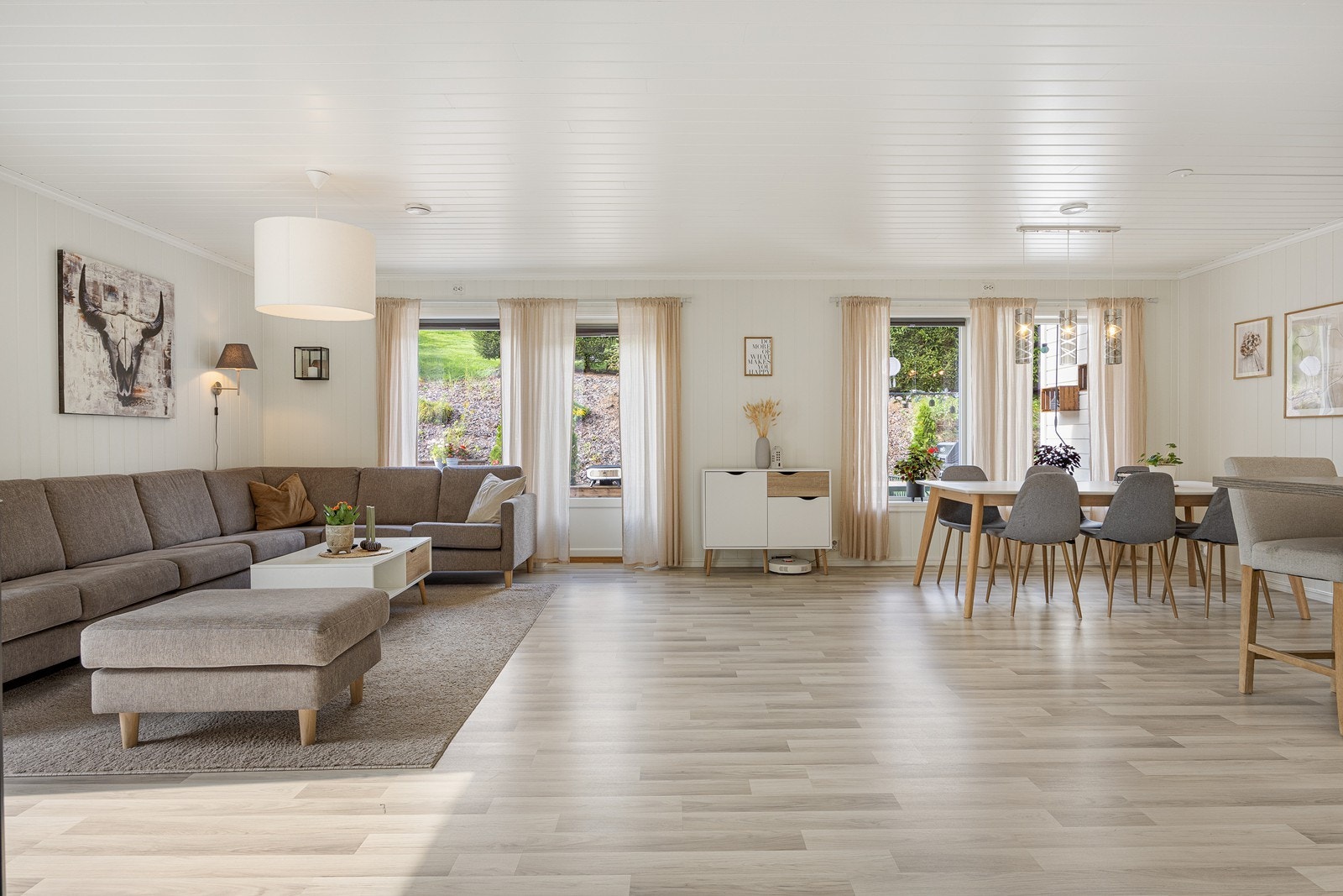 Sammen med kjøkkenet utgjør stuen et åpent og luftig allrom, som innbyr til hygge fra tidlig morgen til sent på kveld. Galleribilde