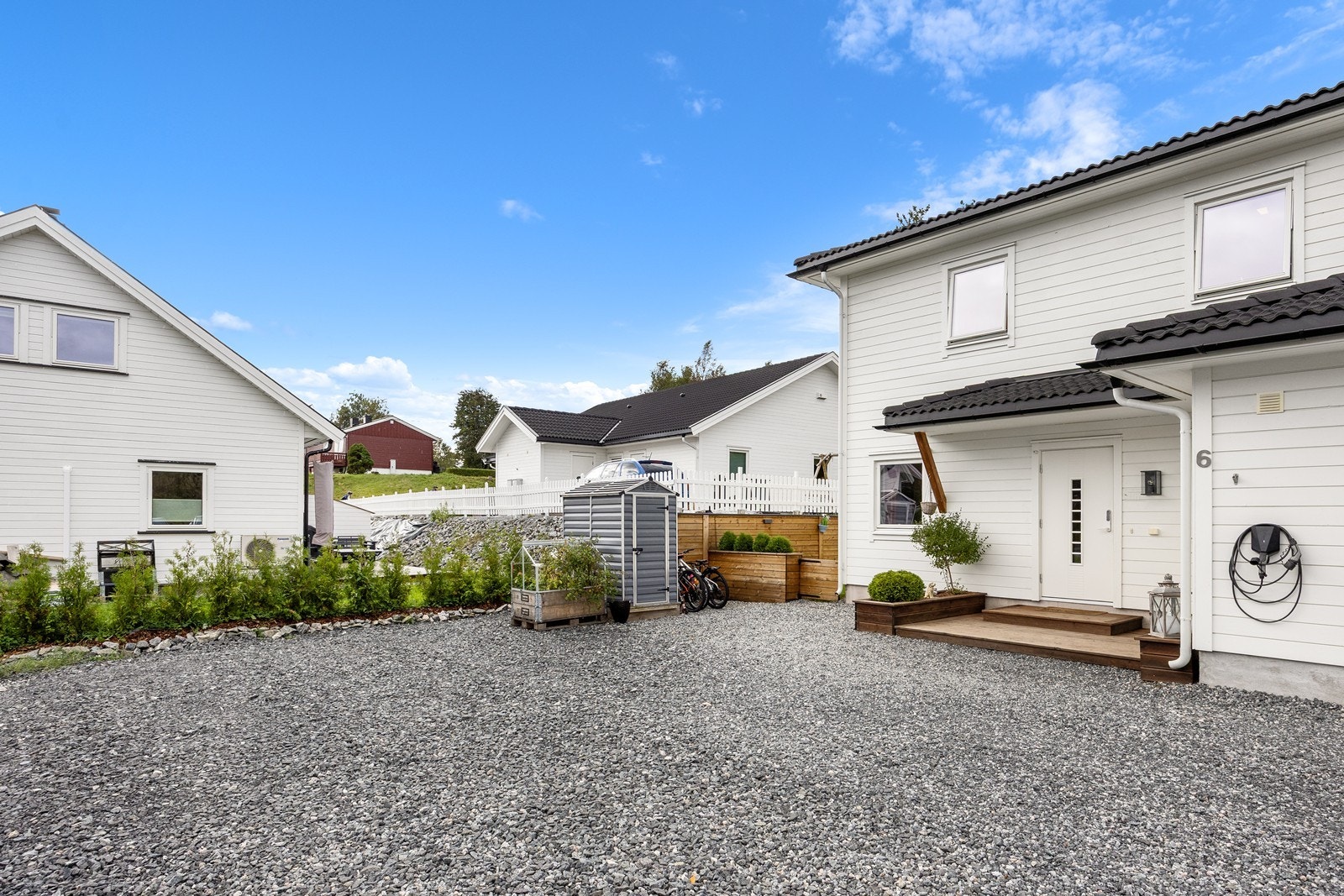 Ved inngangen har boligen en trivelig adkomstterrasse med sportbod på den ene enden. Galleribilde