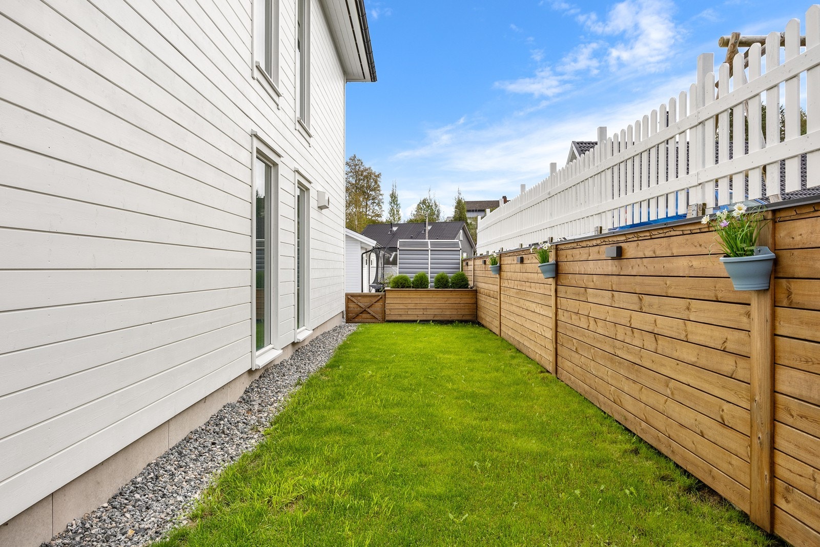 Mellom 2019 og 2025 har dagens eier forblendet støttemuren med trekledning for et helhetlig uttrykk. Galleribilde