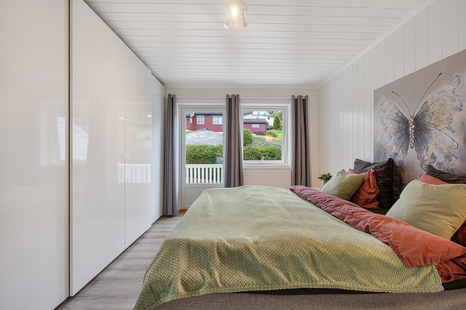 Hovedsoverommet har mye oppbevaring i en stor skyvedørsgarderobe. Galleribilde