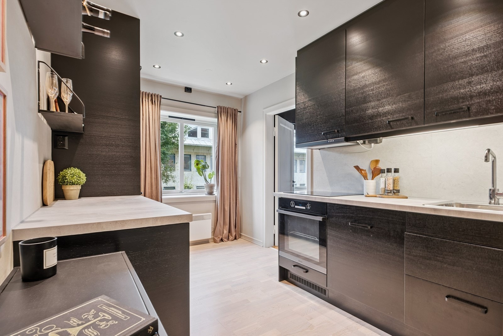 Kjøkken med innebygde hvitevarer Galleribilde