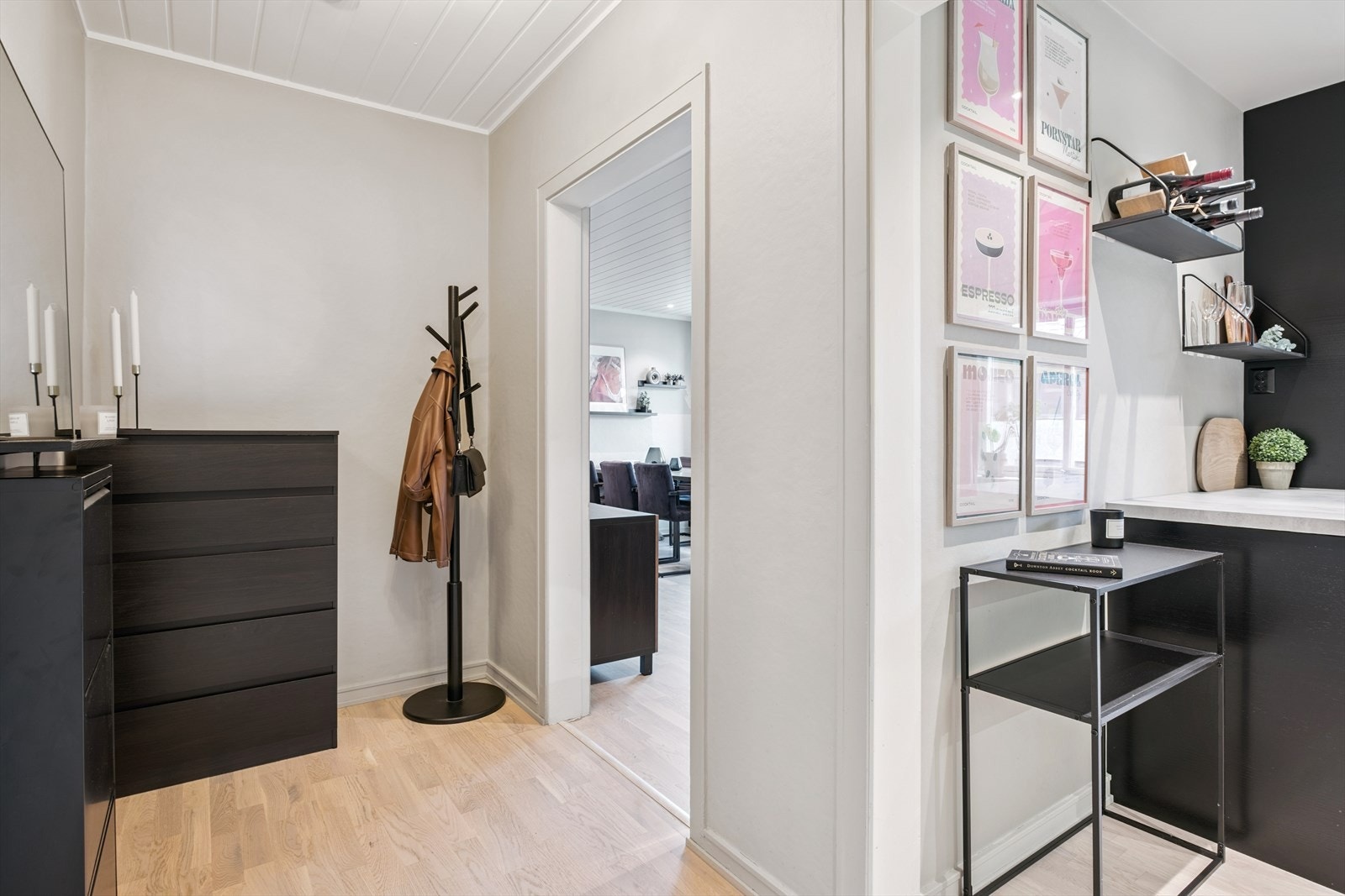 Entre/gang med inngang til stue og kjøkken Galleribilde