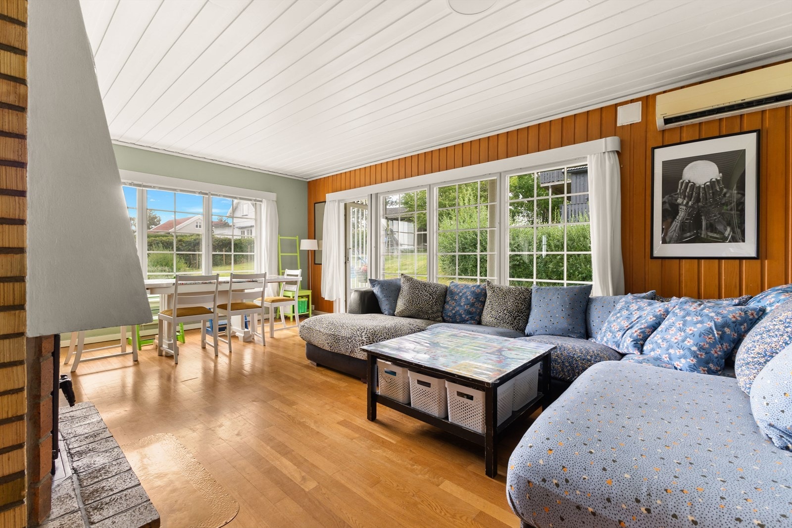 Boligen har naturlig ventilasjon via tilluftsventiler i yttervegger og luftespalter i vinduer. Galleribilde