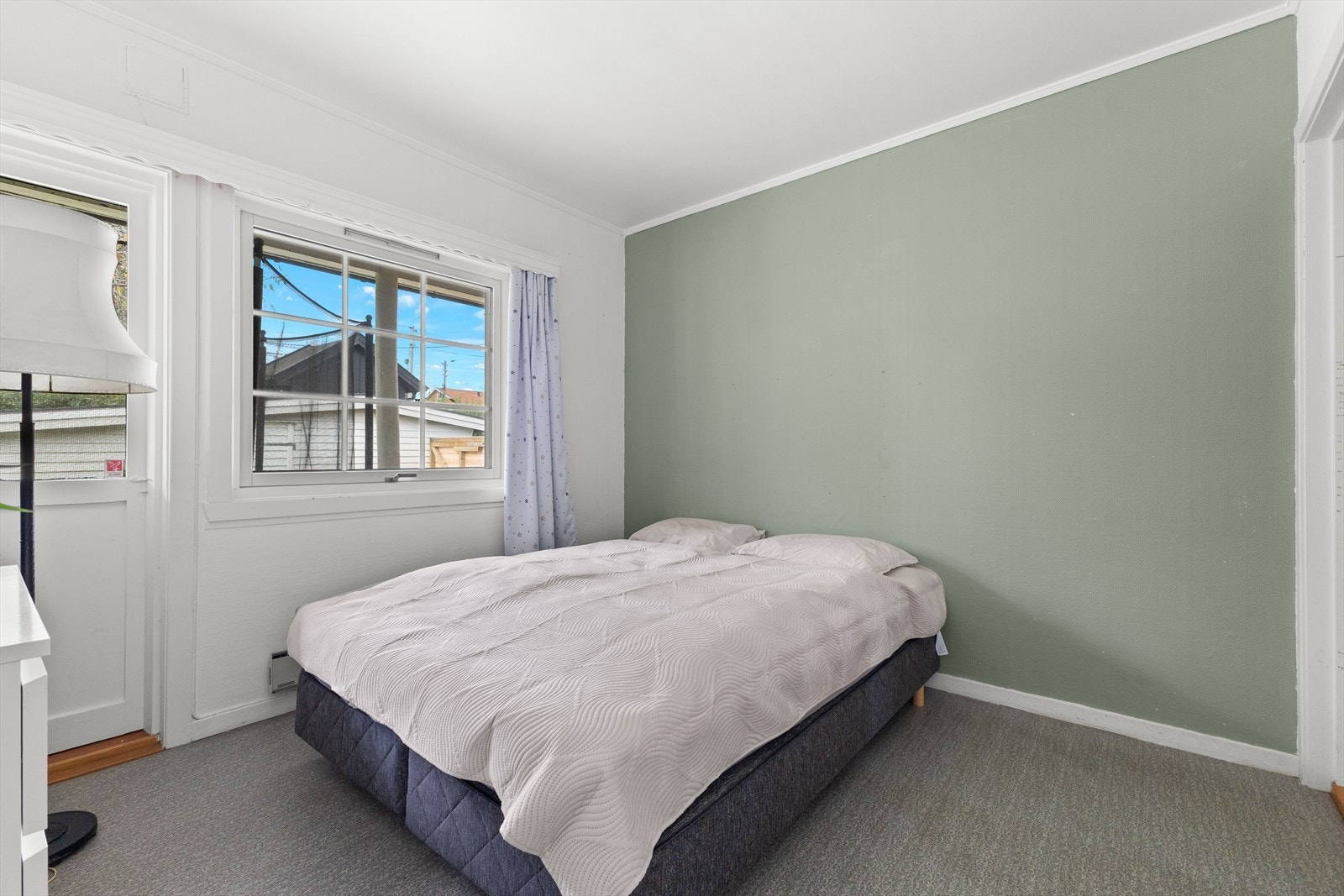 Boligen inneholder totalt 3 soverom. Dette er hovedsoverommet. Galleribilde