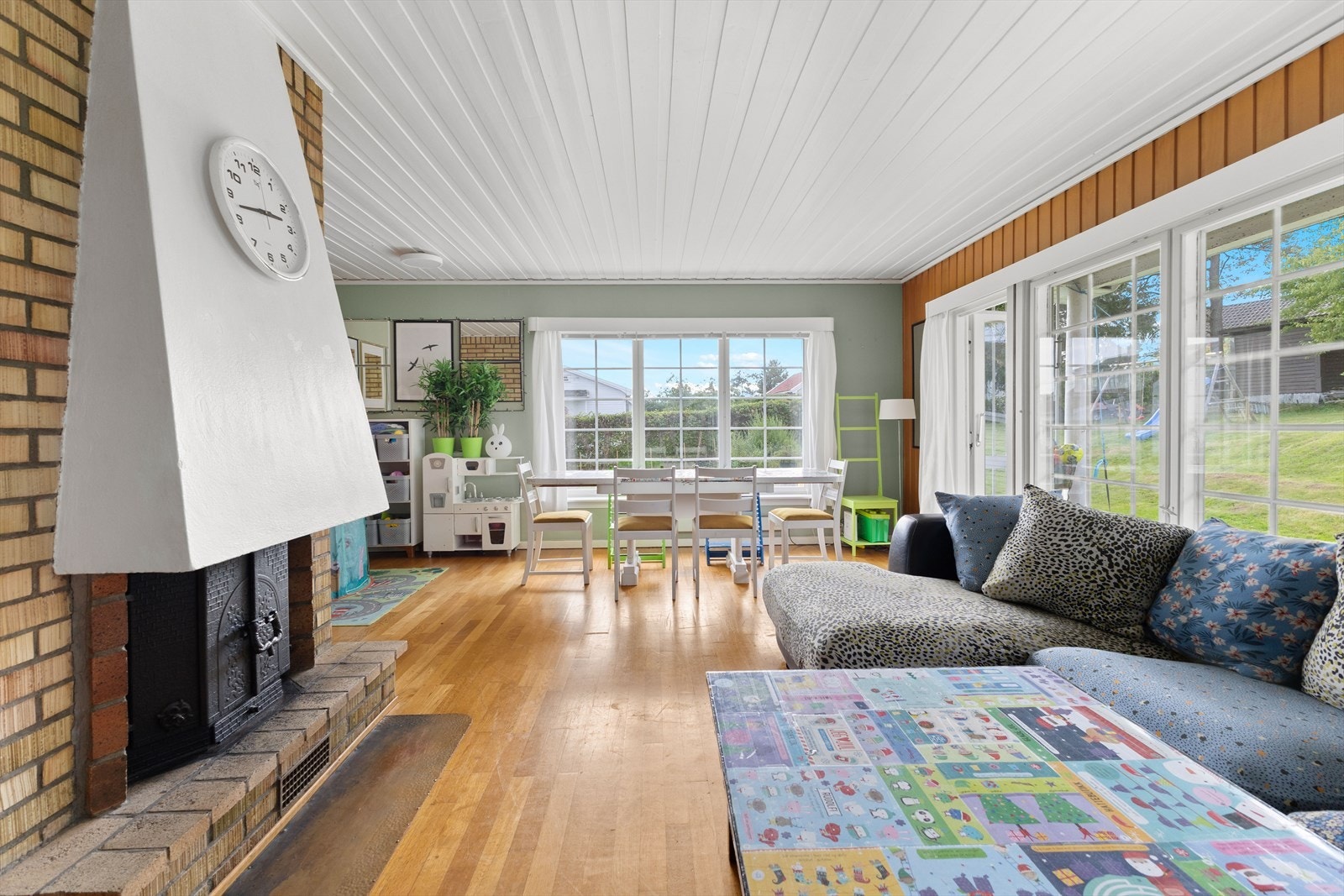 Peis i stuen gir både varme og stemning på kalde dager. I tillegg står det en vedovn i kjelleretasjen, som fungerer som et ekstra varmekildepunkt i huset. Galleribilde