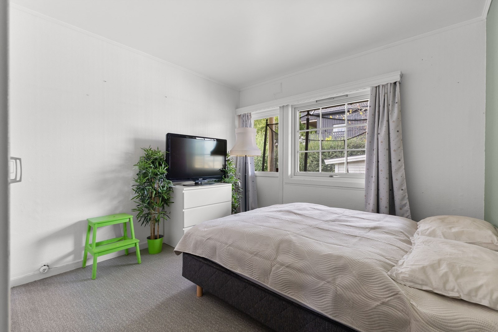 Hovedsoverom med utgang til terrasse og utsikt mot hagen. Galleribilde