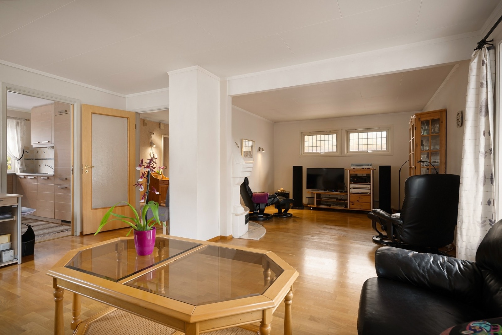 Stuer med kjøkkenet i bakgrunnen Galleribilde