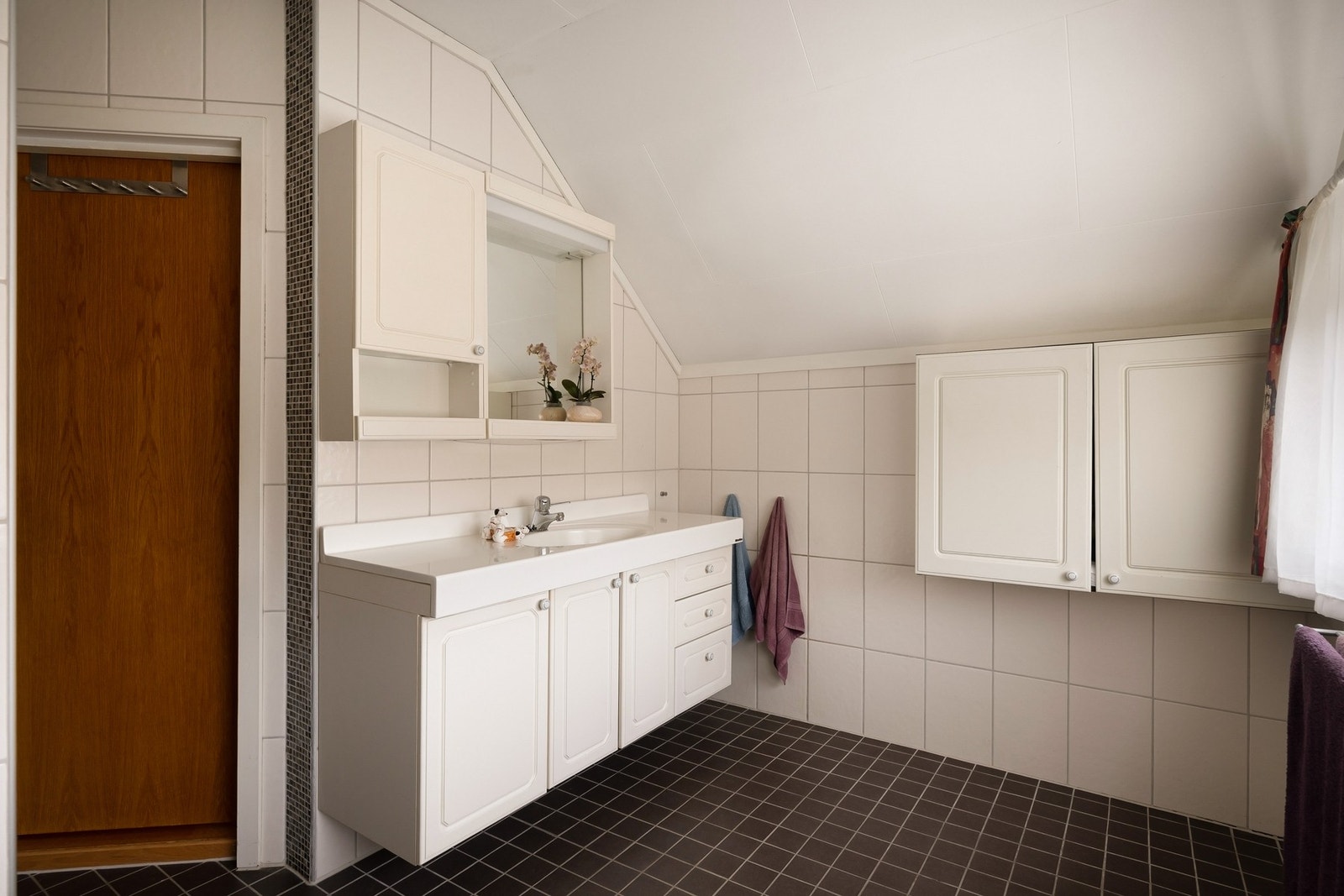 Badet er flislagt på gulv og vegger Galleribilde