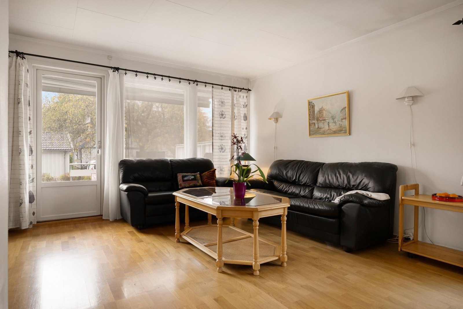 Stuen -.utgang til terrasse/hage fra stuen Galleribilde