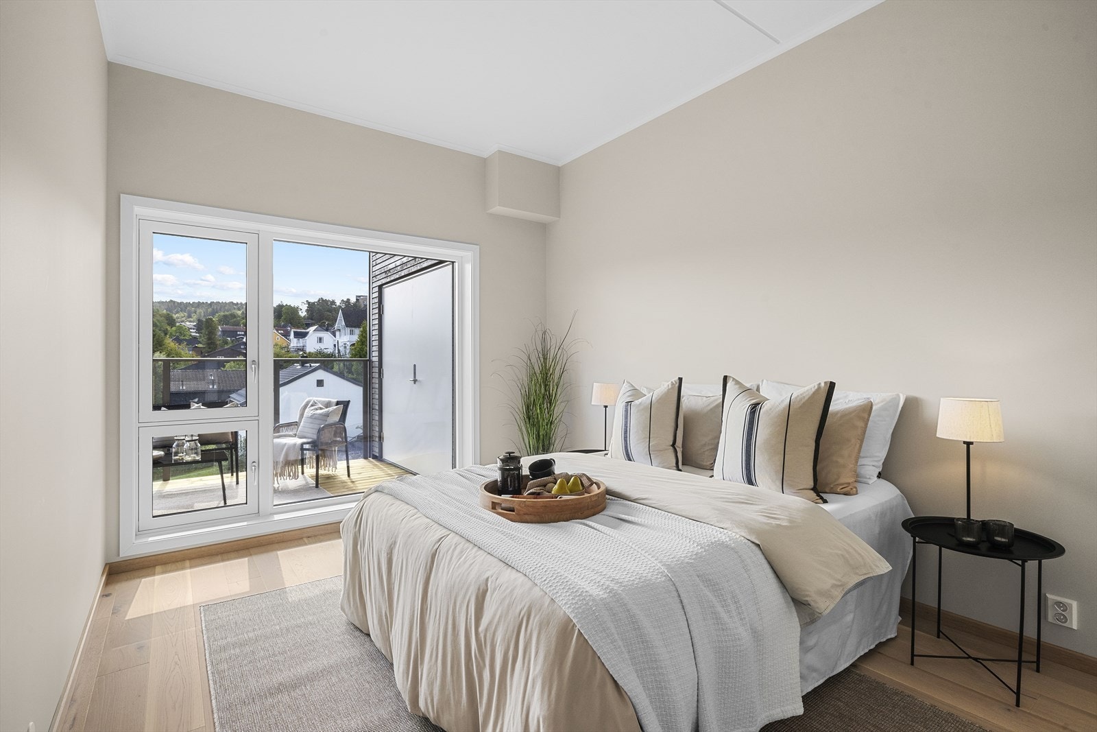 Hovedsoverommet er av god størrelse med plass til dobbeltseng, nattbord og garderobeløsning Galleribilde