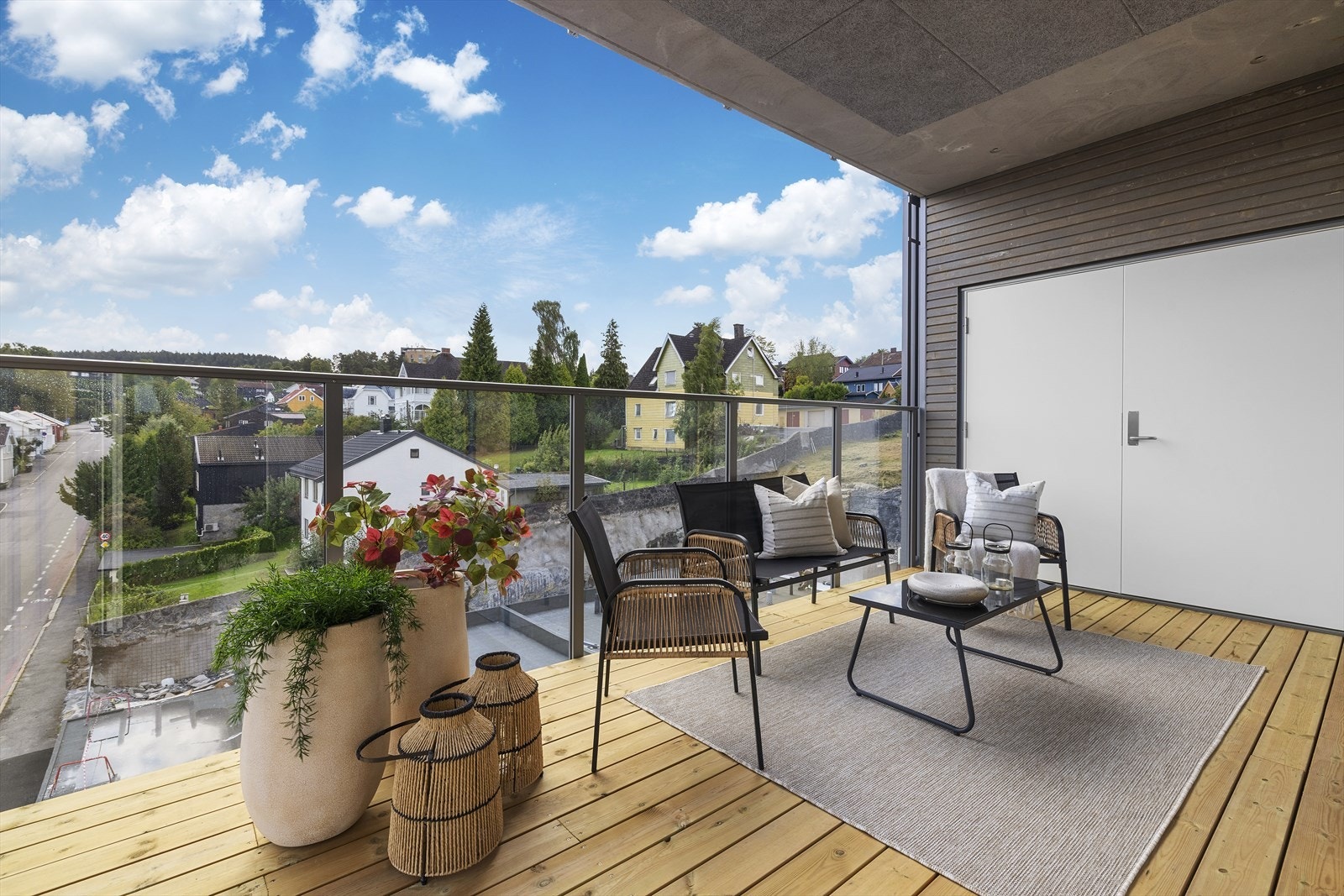 Koselig balkong med plass til utemøbler. Praktisk bod Galleribilde