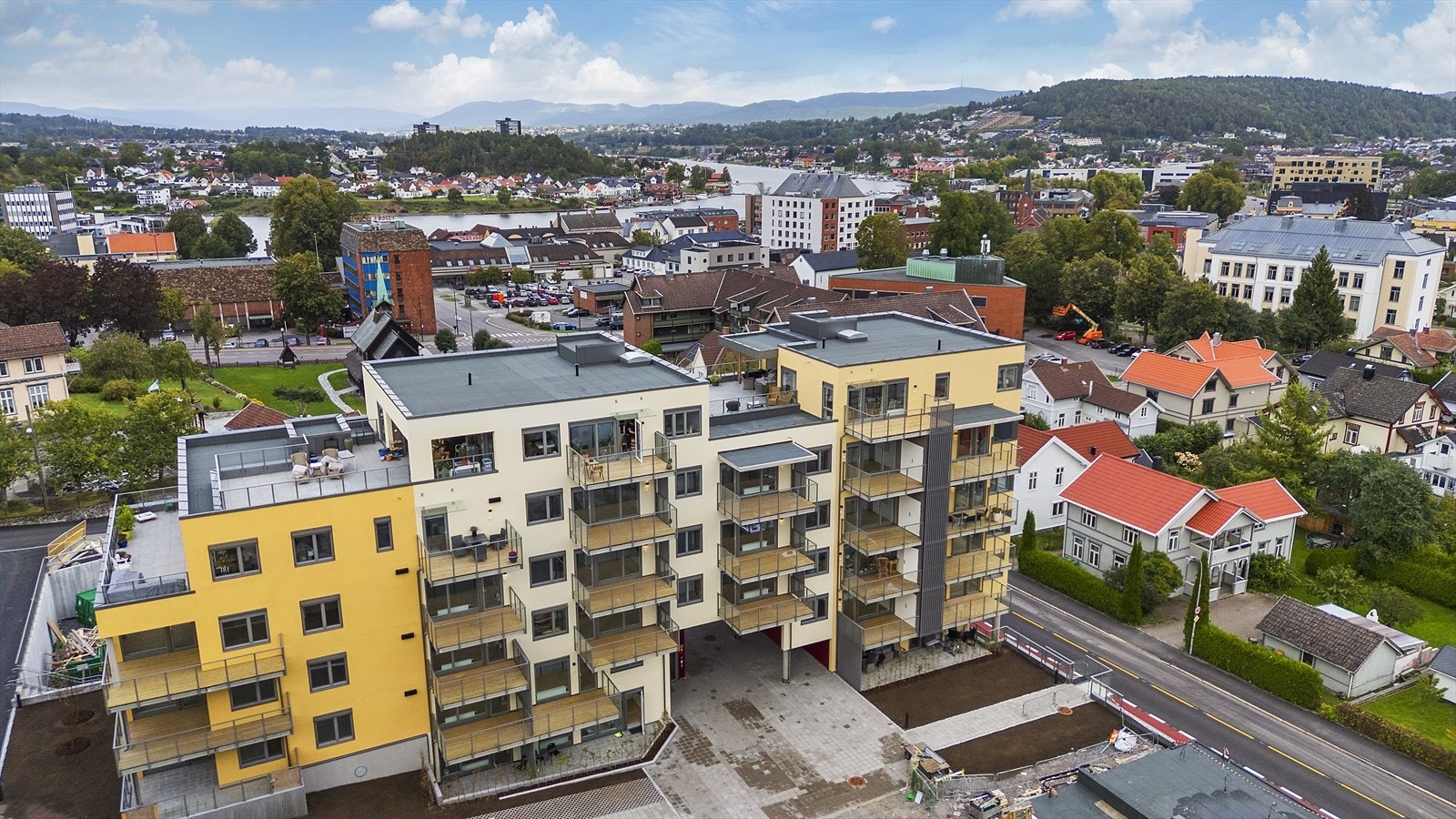 Enkel adkomst med heis fra bakkeplan eller garasjekjeller Galleribilde