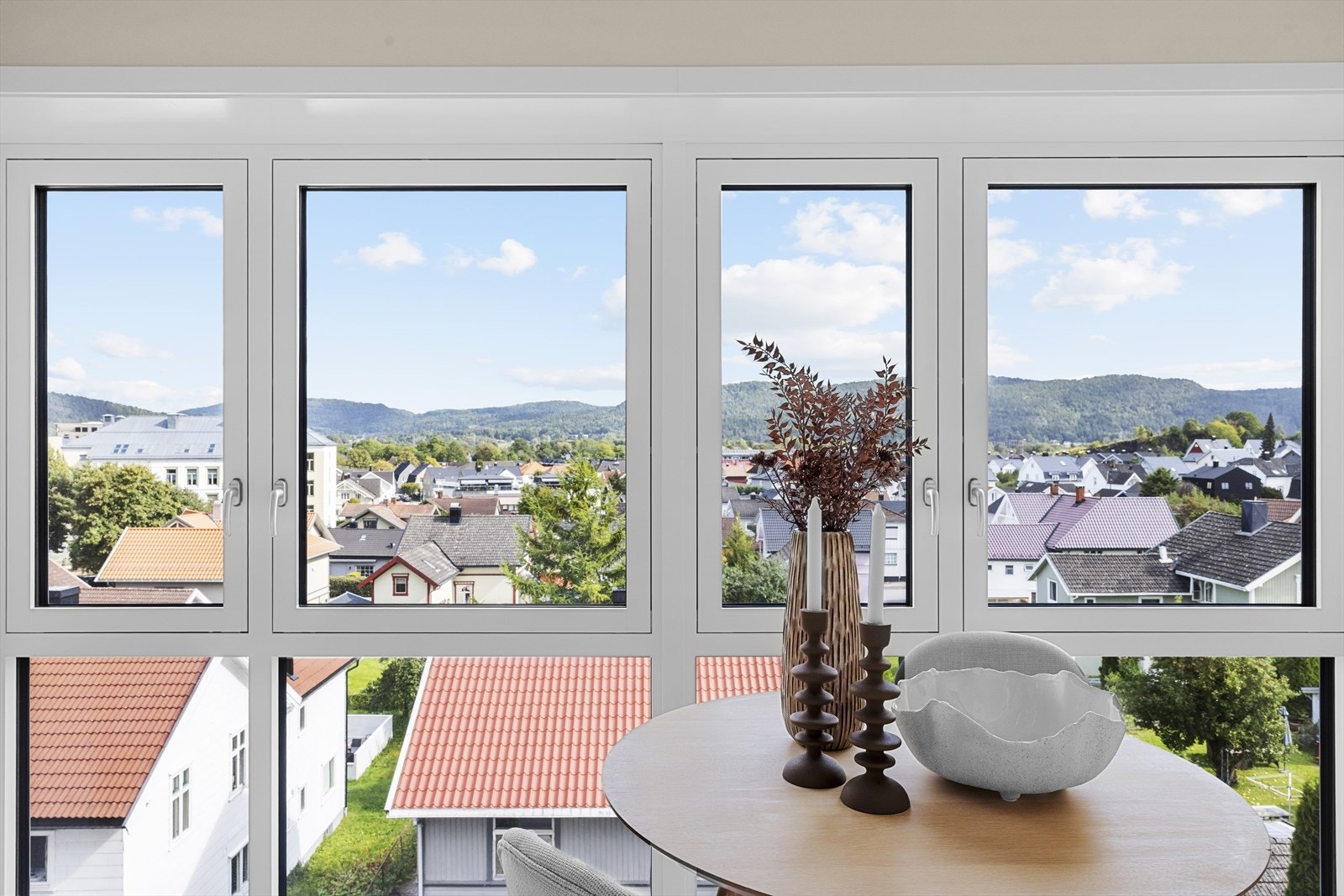 Fin utsikt over nærområdet fra kjøkkenet Galleribilde