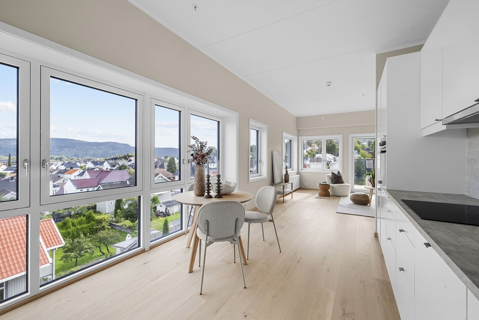 Gode vindusflater sørger for godt lys på kjøkkenet Galleribilde