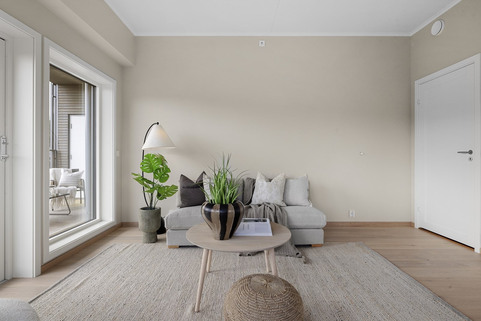 Stuen er malt i en lun beigefarge Galleribilde