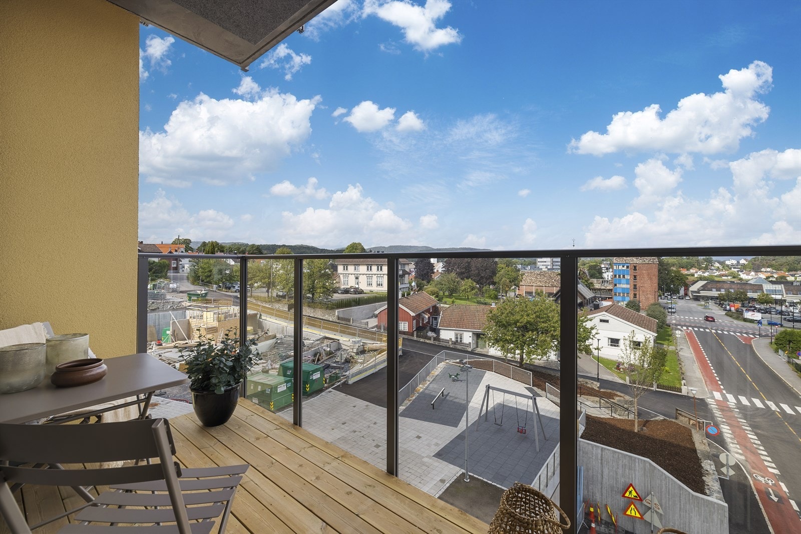 Fin utsikt utover byen på vestvendt balkong Galleribilde