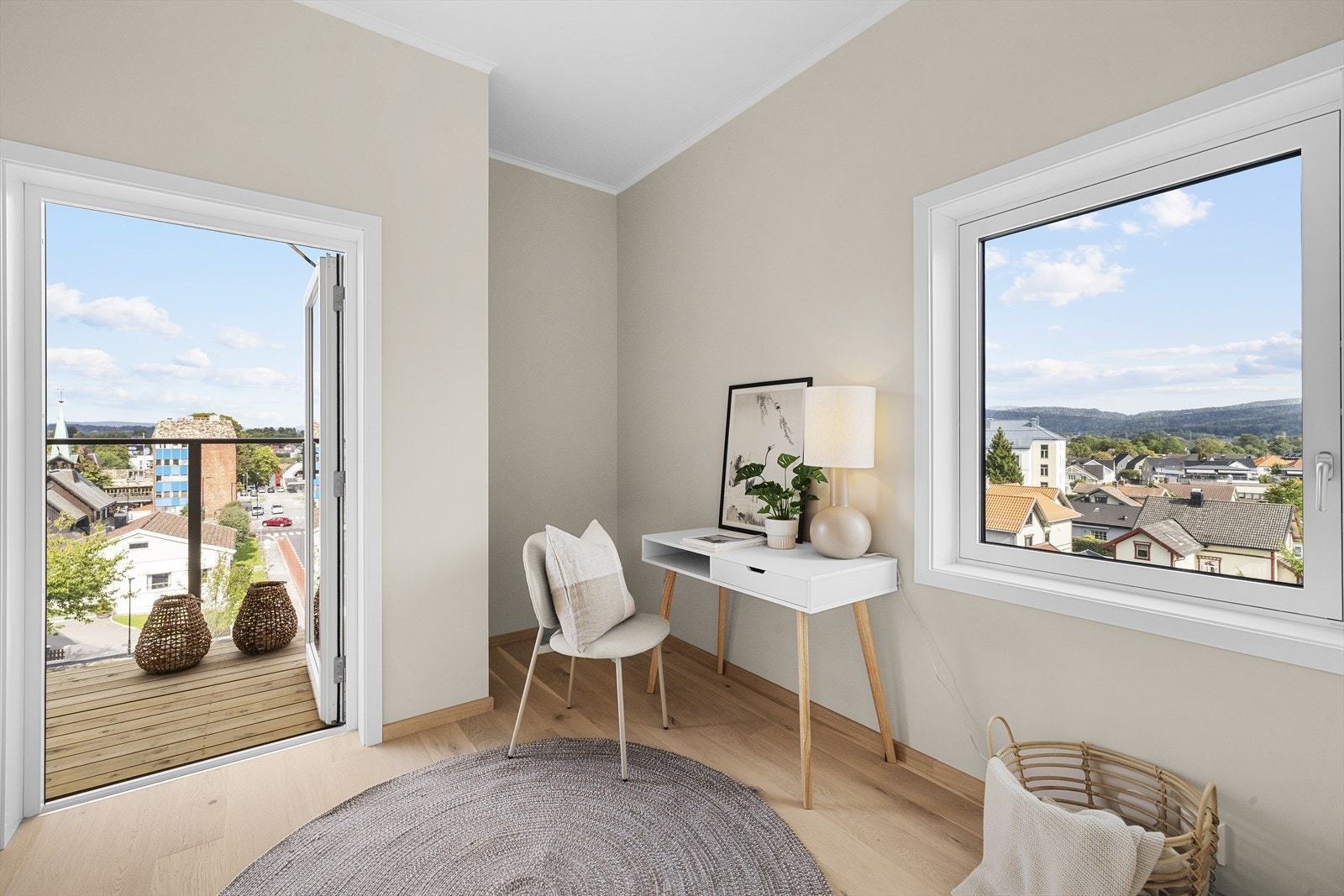 Soverom 2 har plass til seng og annet soveroms-møblement. Utgang til balkong Galleribilde