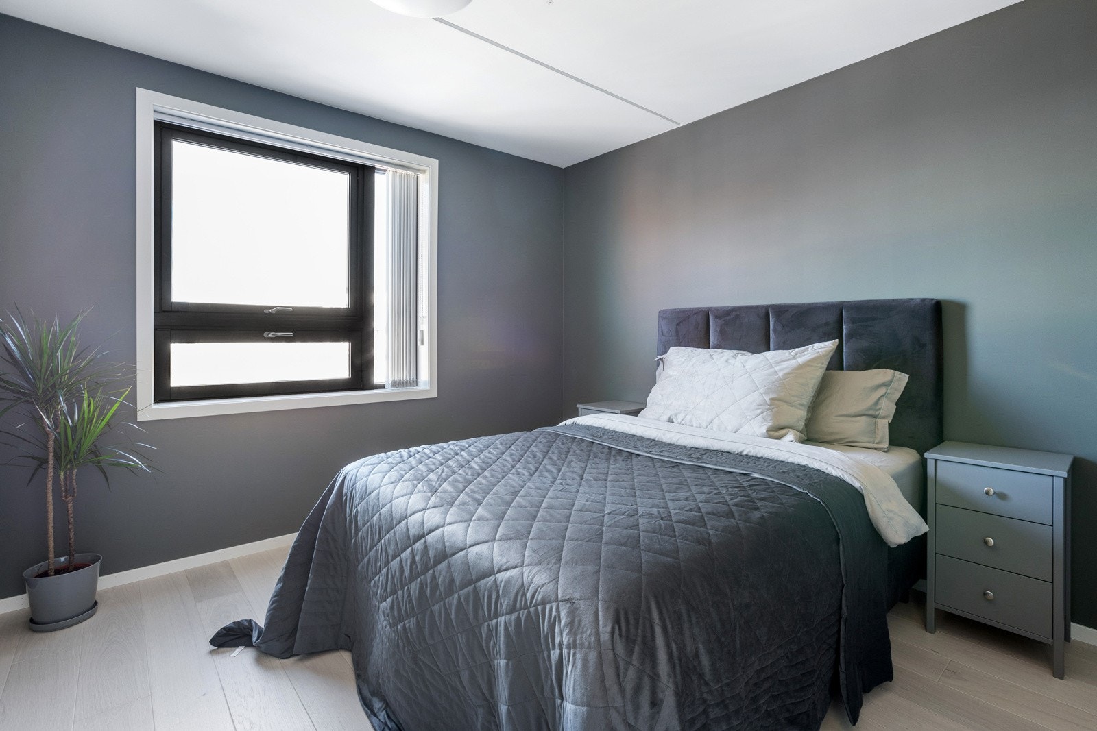 Romslig soverom med plass til garderobe og nattbord. Galleribilde