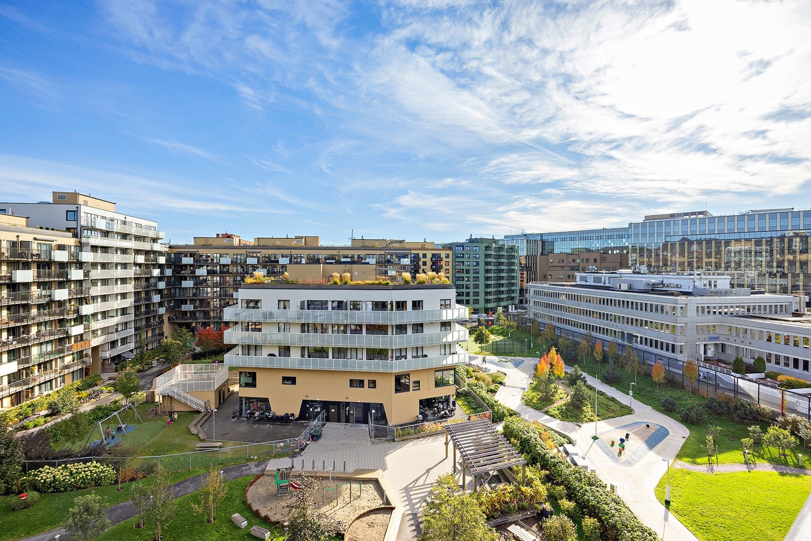 Fin utsikt over pent opparbeidet gårdsrom. Galleribilde