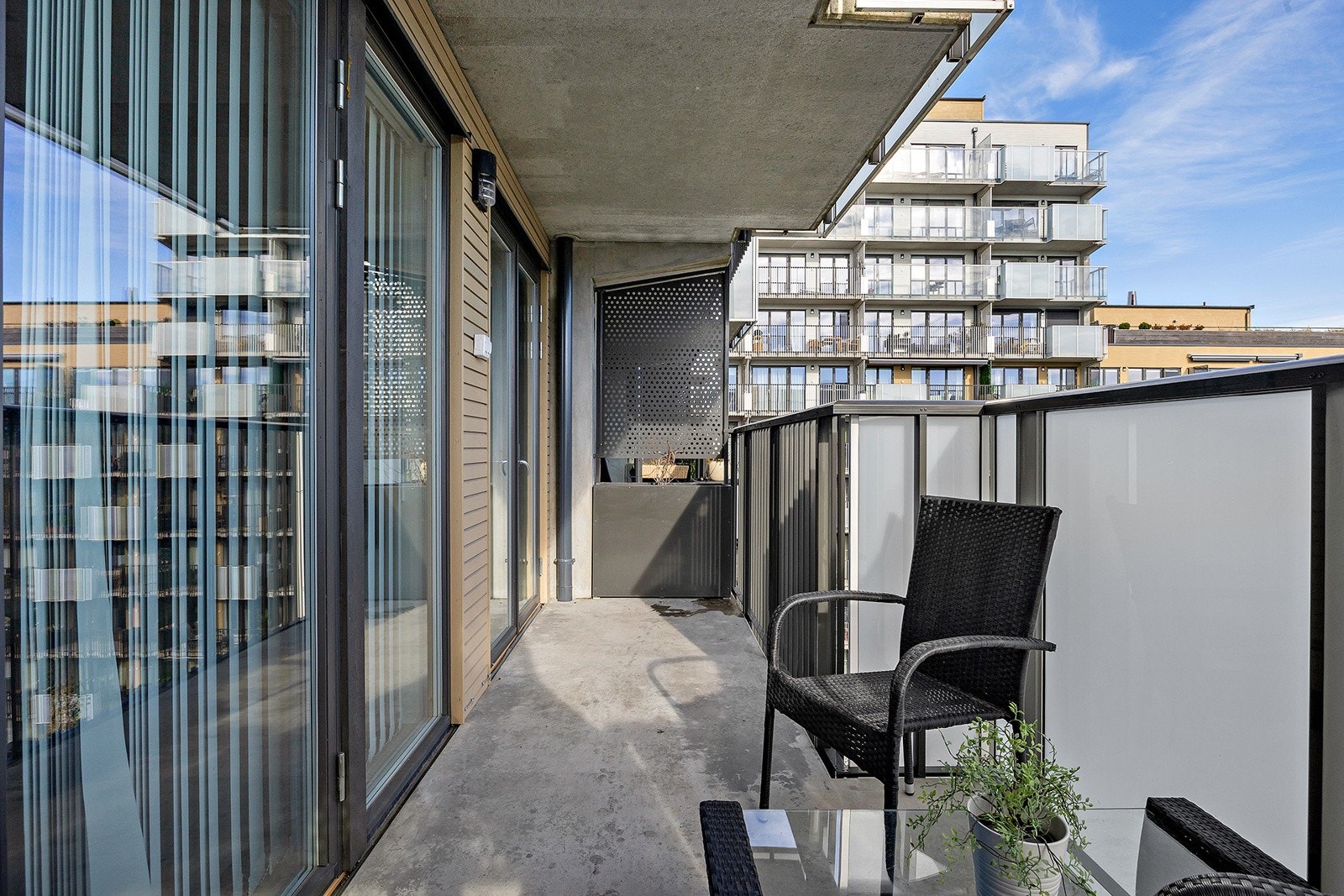 Romslig balkong med god plass til sittegruppe og grill. Galleribilde