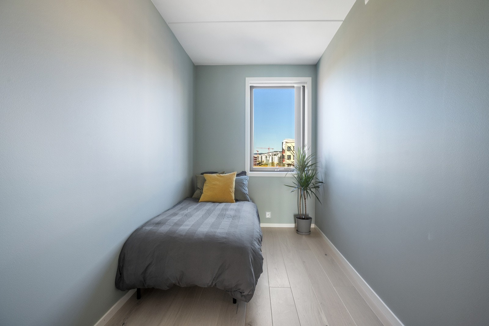 Soverom med god utsikt og plass til garderobe. Galleribilde