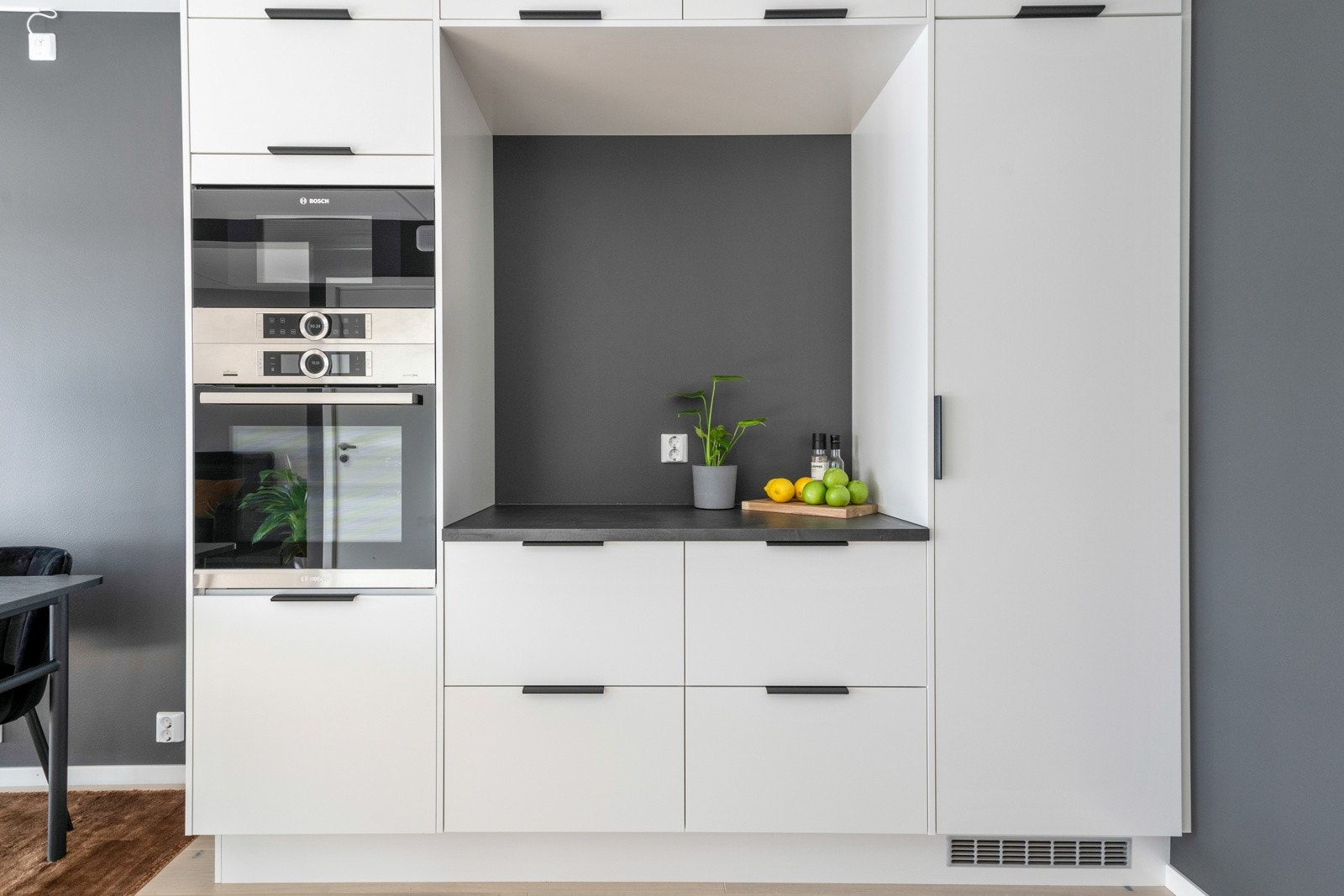 Lekkert kjøkken med tidløse fronter og integrerte hvitevarer fra toppserien til Bosch. Galleribilde